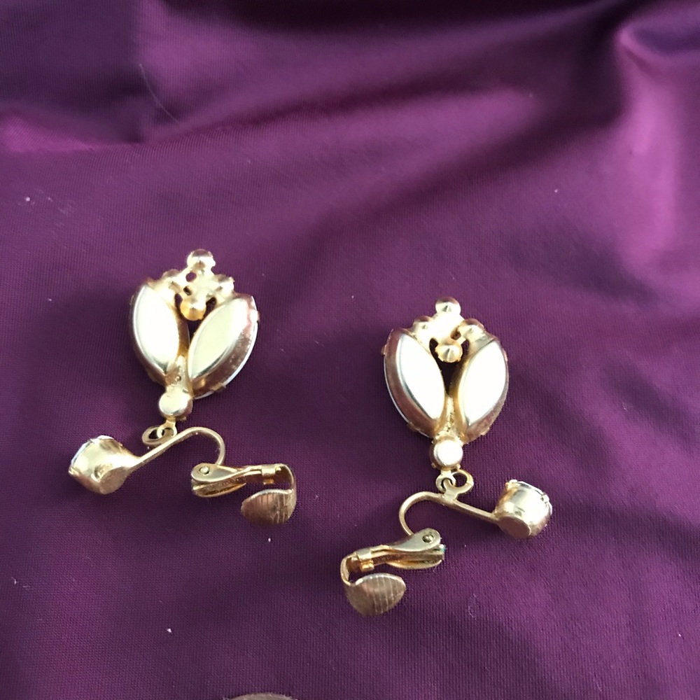 Beautiful Vintage milk glass clip on earrings - Picture 4 of 5